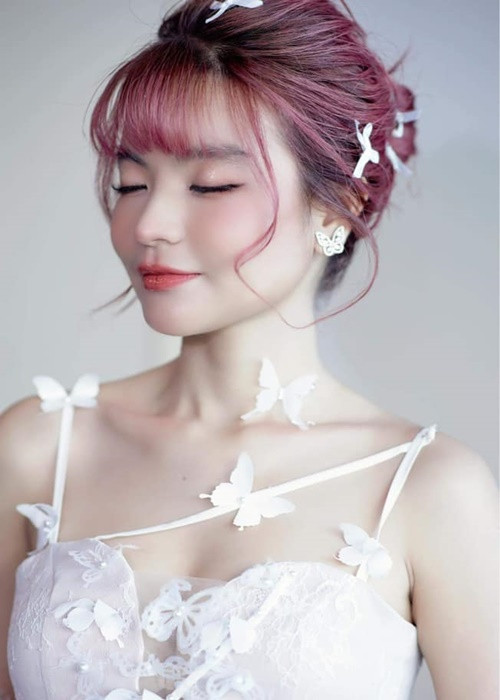 Thảo Vy hỗ trợ Mạc Văn Khoa kinh doanh. Trước đây, cô làm người mẫu ảnh tự do.