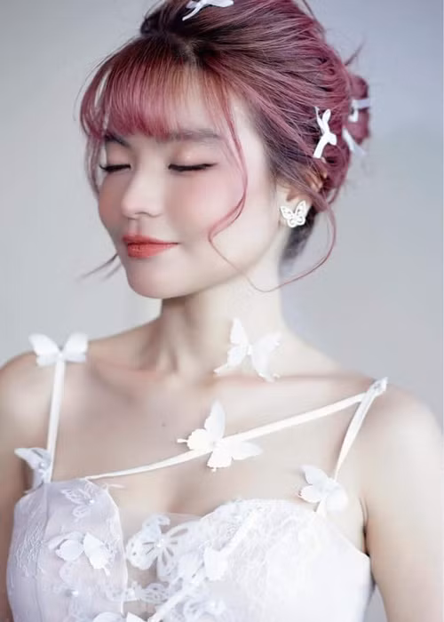 Thảo Vy hỗ trợ Mạc Văn Khoa kinh doanh. Trước đây, cô làm người mẫu ảnh tự do.