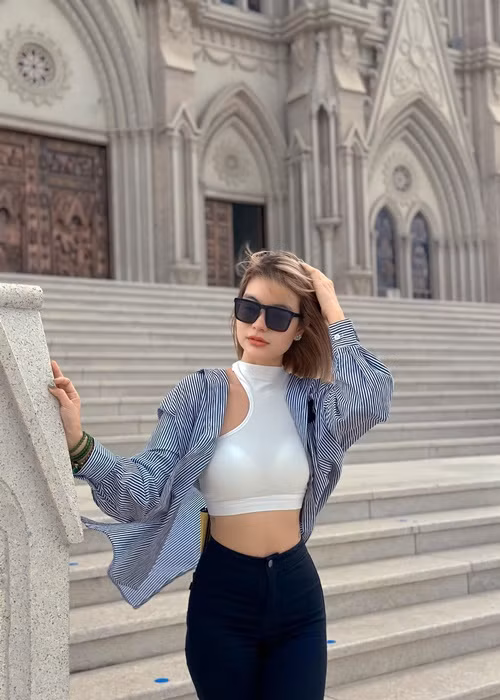 Vợ Mạc Văn Khoa khoe eo con kiến.