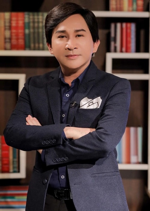 Rất may, ban tổ chức đã kịp thời can ngăn người đàn ông gây rối. Kim Tử Long cho biết, đây là sự cố anh gặp lần đầu khi đi hát. “Việc lớn tiếng, đòi đánh nghệ sĩ trong hội chợ hoàn toàn sai”, Kim Tử Long nói thêm. Ảnh: FBNV.