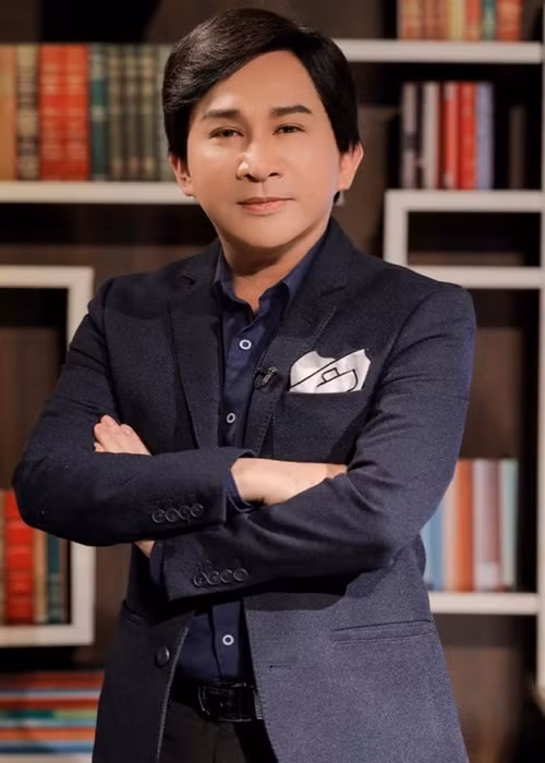 Rất may, ban tổ chức đã kịp thời can ngăn người đàn ông gây rối. Kim Tử Long cho biết, đây là sự cố anh gặp lần đầu khi đi hát. “Việc lớn tiếng, đòi đánh nghệ sĩ trong hội chợ hoàn toàn sai”, Kim Tử Long nói thêm. Ảnh: FBNV.