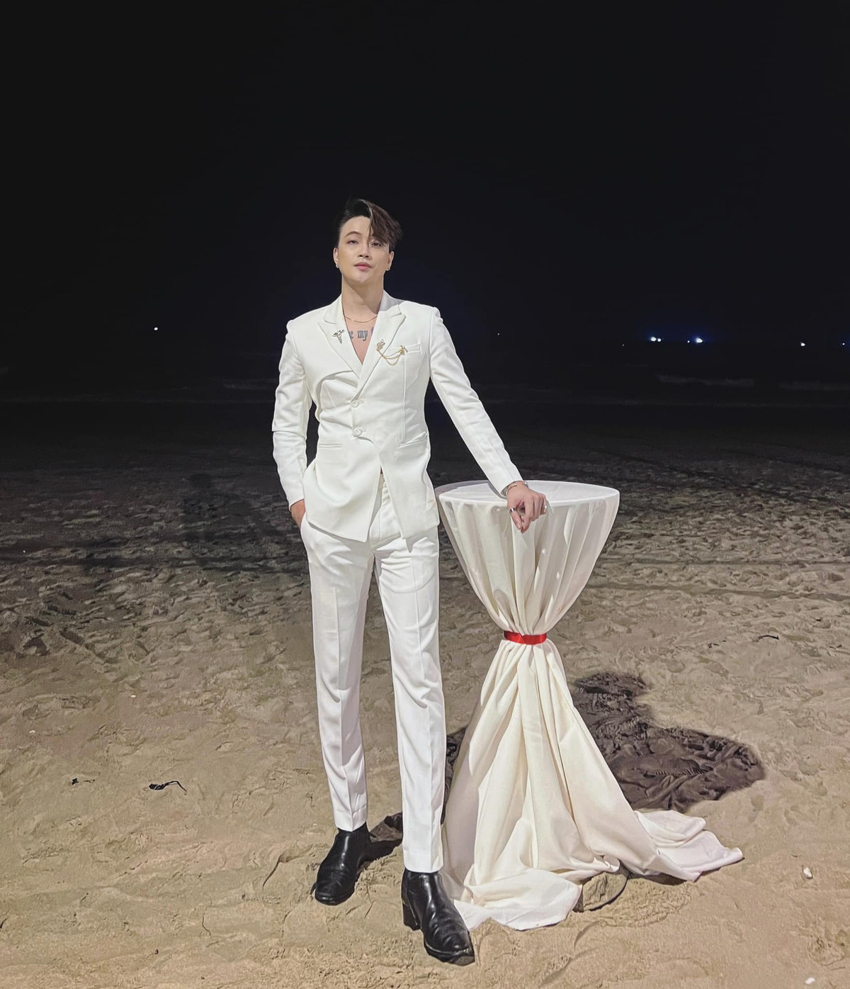 Quản lý TiTi chia sẻ trên Người Đưa Tin: "Khi hát đến ca khúc thứ 2 thì gió lớn xuất hiện, trời bắt đầu mưa. Lúc này màn hình led bất ngờ đổ xuống, TiTi nhảy xuống sân khấu nên không bị đè trúng, rất may mắn”. Nam ca sĩ và hai vũ công chỉ bị trầy xước ngoài da. Ảnh: Người Đưa Tin.