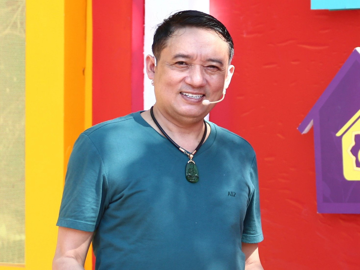 Trong cuộc phỏng vấn với Dân Trí năm 2021, Chiến Thắng kể về một sự cố cách đây nhiều năm khi theo đoàn về một làng biểu diễn. "Ngày đó, ban ngày nghệ sĩ ngồi xe rồi chạy quanh làng cho dân nhìn mặt, loa quảng cáo giới thiệu chương trình tối sẽ có nghệ sĩ A, nghệ sĩ B… Mời bà con mấy giờ tối có mặt tại địa điểm mua vé xem. Khi xe đang đi chầm chậm có một ông lao từ nhà ra đấm thẳng vào mắt, khiến tôi choáng váng…". Ảnh: Arttimes.