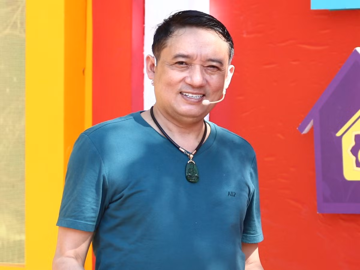 Trong cuộc phỏng vấn với Dân Trí năm 2021, Chiến Thắng kể về một sự cố cách đây nhiều năm khi theo đoàn về một làng biểu diễn. "Ngày đó, ban ngày nghệ sĩ ngồi xe rồi chạy quanh làng cho dân nhìn mặt, loa quảng cáo giới thiệu chương trình tối sẽ có nghệ sĩ A, nghệ sĩ B… Mời bà con mấy giờ tối có mặt tại địa điểm mua vé xem. Khi xe đang đi chầm chậm có một ông lao từ nhà ra đấm thẳng vào mắt, khiến tôi choáng váng…". Ảnh: Arttimes.