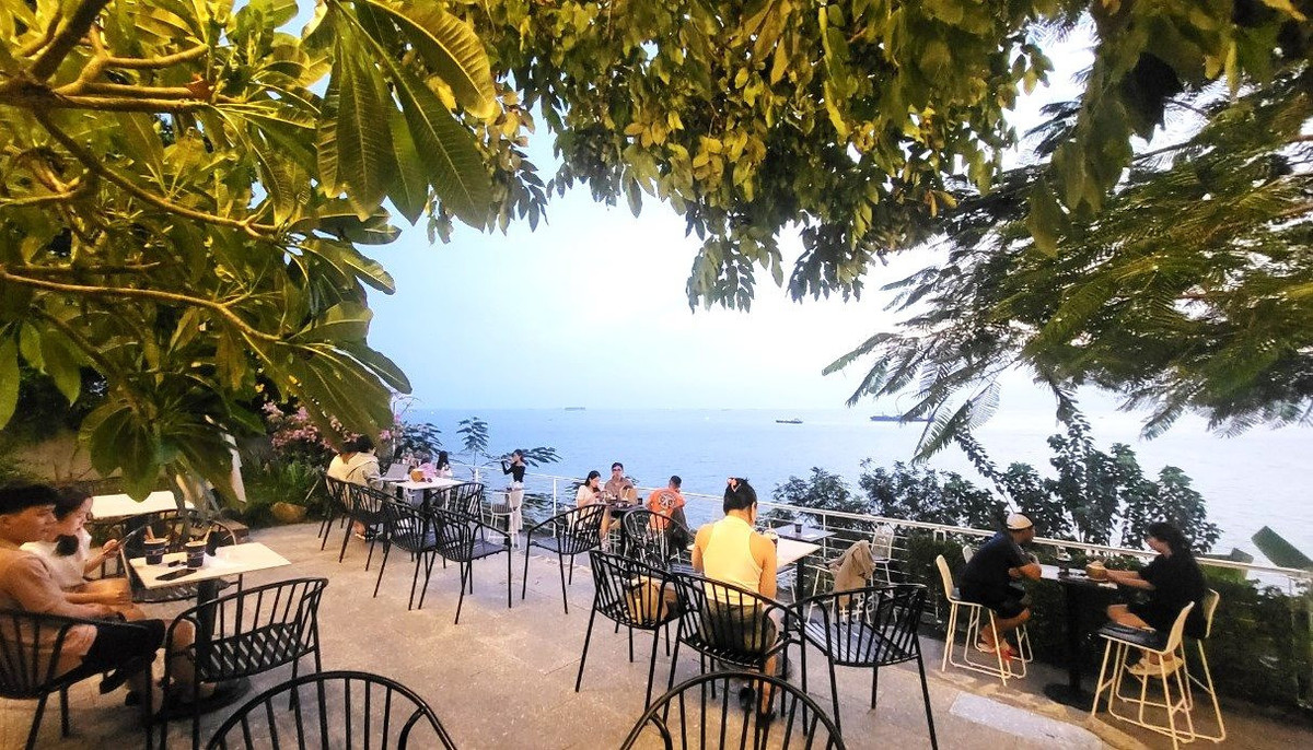 Những chỗ ngồi hướng thẳng ra biển.