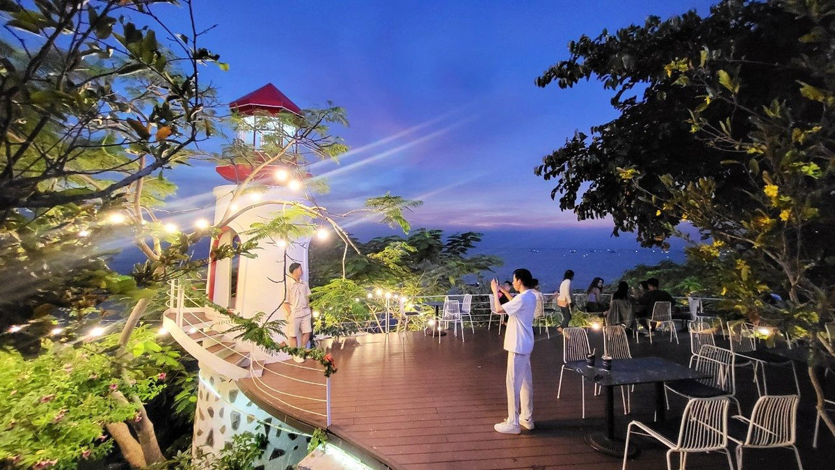 Cây đèn biển trang trí trong quán là nơi các bạn trẻ thích chụp ảnh lưu niệm trong ánh chiều tà. Ngọn núi Nhỏ này còn được du khách gọi là núi Hải đăng.