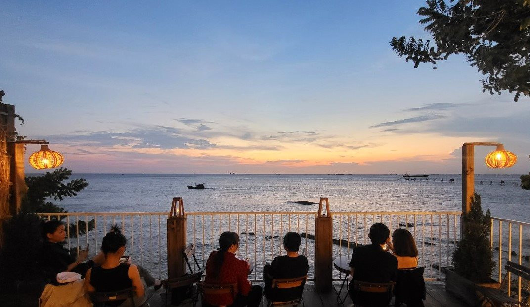 Ở Bãi Trước, có nhiều quán cà phê sát biển, nơi nhiều bạn trẻ đến vào mỗi dịp cuối chiều để ngắm hoàng hôn.