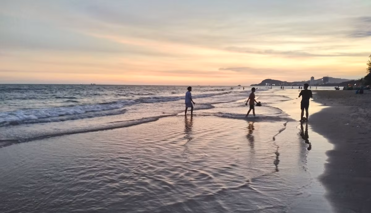 Từ Bãi Trước, du khách cũng có thể ngắm hoàng hôn, nhưng theo cách nhìn mặt trời lặn xuống núi như ở bất kỳ nơi nào khác trên đất liền.