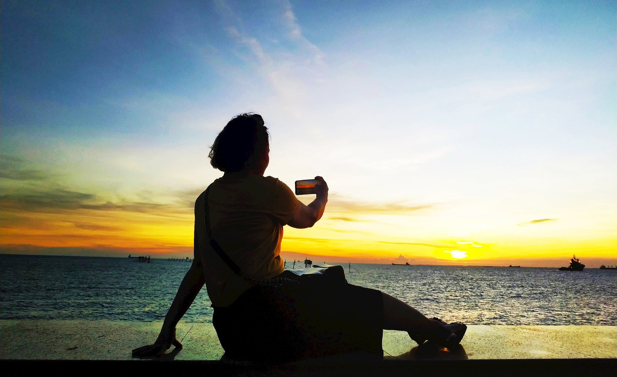 Bờ kè biển Bãi Trước là nơi người dân và du khách ngồi ngắm cảnh mặt trời lặn xuống biển.