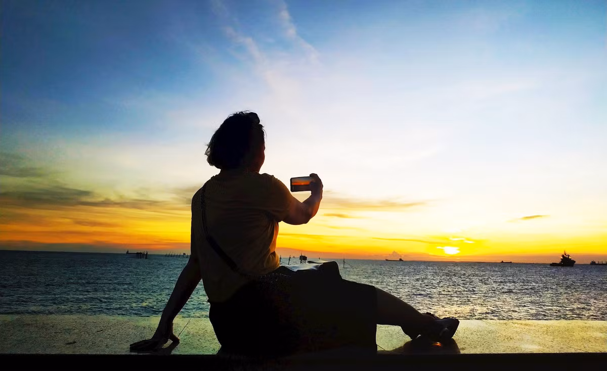 Bờ kè biển Bãi Trước là nơi người dân và du khách ngồi ngắm cảnh mặt trời lặn xuống biển.