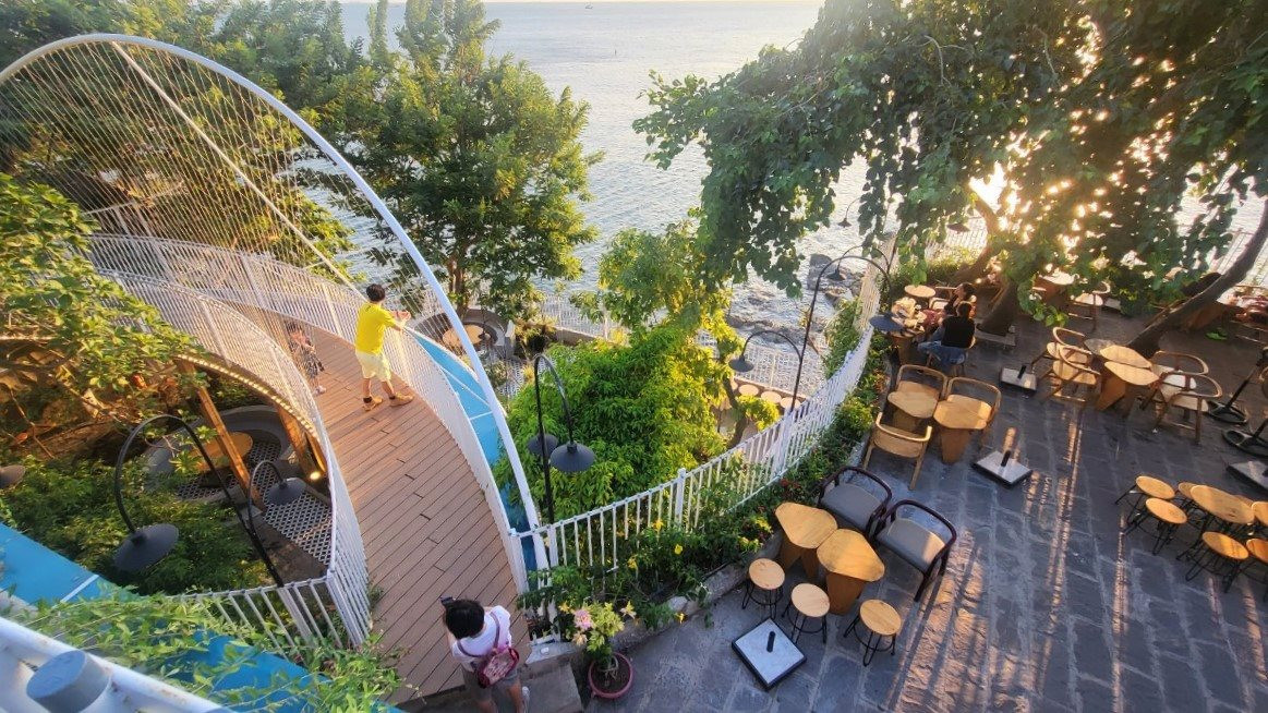 Những quán cà phê được bài trí kỹ càng, mọi góc nhìn đều hướng ra biển.