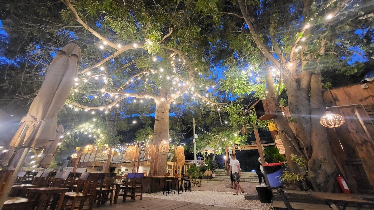 Lúc bầu trời tím sẫm là lúc quán lên đèn đón khách đến uống nước ngắm hoàng hôn.