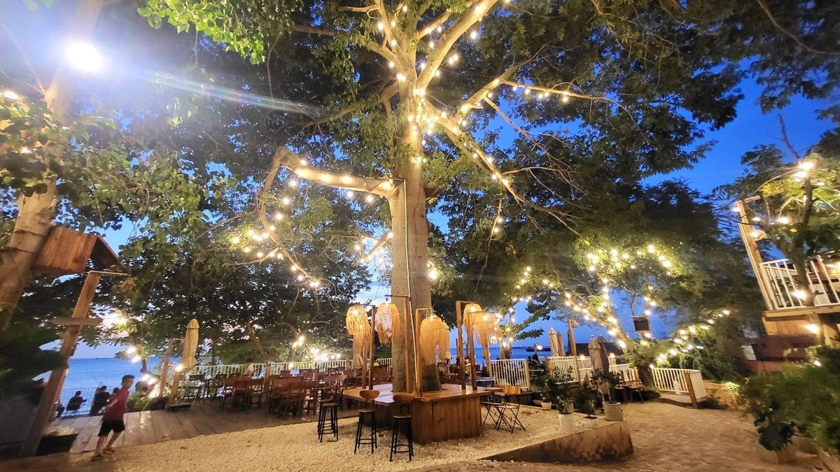 Những ai đã từng ngắm hoàng hôn trên biển ở Vũng Tàu, sẽ mãi mang trong mình một trải nghiệm khó quên. Vũng Tàu là thành phố được bao bọc bởi biển, các cánh rừng nguyên sinh, các ngọn núi cao, ngoài ra còn có sông và nhiều hồ nước lớn giúp khí hậu nơi đây quanh năm mát mẻ ôn hòa. Nơi đây xứng đáng là một điểm du lịch nổi tiếng ở Đông Nam Bộ nói riêng và phía Nam nói chung.