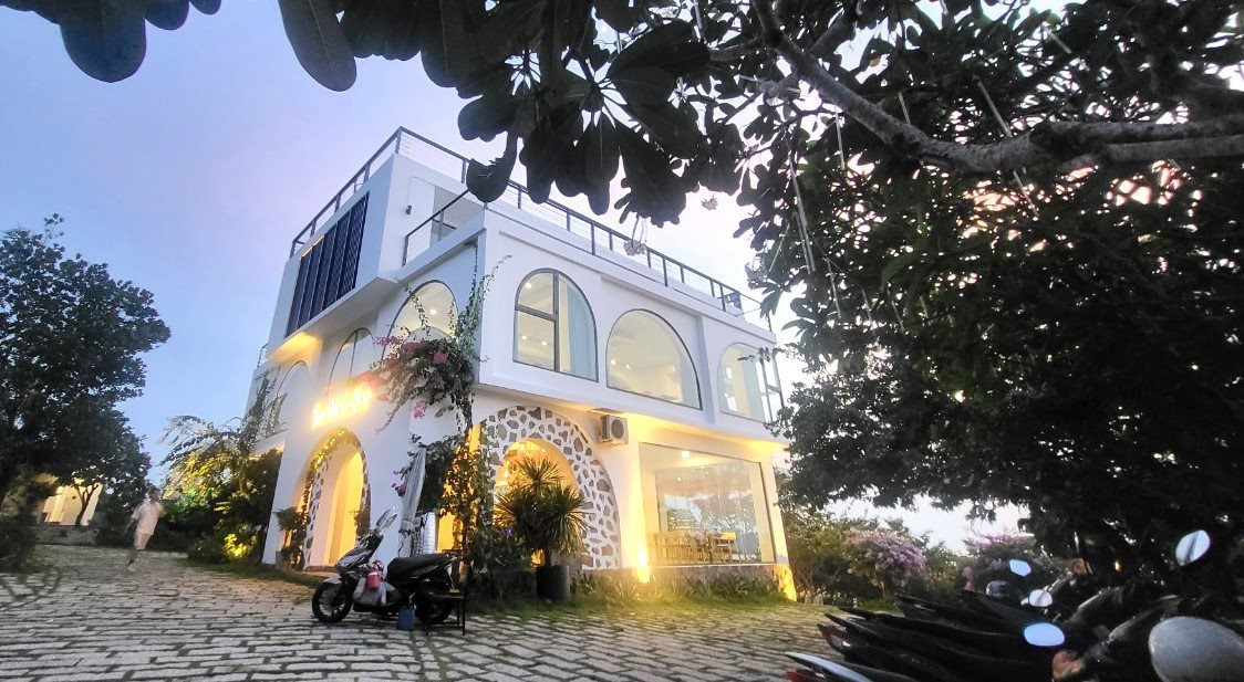 Một quán cà phê trên sườn núi nhỏ có góc ngắm hoàng hôn đẹp.