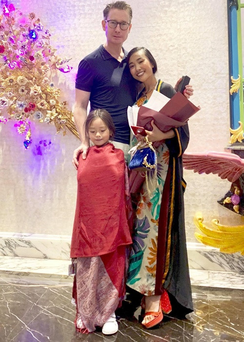 Hơn 2 năm qua, vợ chồng Đoan Trang sống ở Singapore. “Để sắp xếp quay hình Chị đẹp đạp gió rẽ sóng, hai vợ chồng tôi phối hợp với nhau. Lúc tôi về Việt Nam ghi hình, ông xã tôi sẽ ở nhà. Anh ấy thường xuyên đi công tác nước ngoài và tôi cũng thường xuyên bay về Việt Nam để tham gia các show khác nên thành ra vợ chồng tôi giống 'Ngưu Lang - Chức Nữ' luôn. Đôi khi tôi và ông xã đều phải đi thì bà ngoại sẽ bay sang để chăm sóc cháu”, Arttimes dẫn lời Đoan Trang.