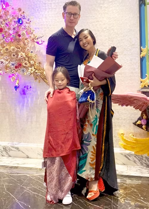 Hơn 2 năm qua, vợ chồng Đoan Trang sống ở Singapore. “Để sắp xếp quay hình Chị đẹp đạp gió rẽ sóng, hai vợ chồng tôi phối hợp với nhau. Lúc tôi về Việt Nam ghi hình, ông xã tôi sẽ ở nhà. Anh ấy thường xuyên đi công tác nước ngoài và tôi cũng thường xuyên bay về Việt Nam để tham gia các show khác nên thành ra vợ chồng tôi giống 'Ngưu Lang - Chức Nữ' luôn. Đôi khi tôi và ông xã đều phải đi thì bà ngoại sẽ bay sang để chăm sóc cháu”, Arttimes dẫn lời Đoan Trang.