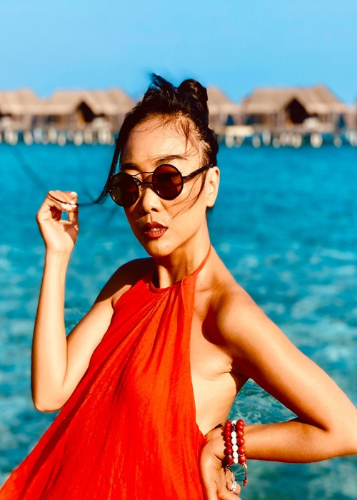 “Cuộc tình đó không thành. Khi đó, tôi đang ở bên nước ngoài, bỏ vé máy bay từ Mỹ về Việt Nam, mua một vé từ Mỹ sang Na Uy, nằm khóc bên nhà chị gái tôi", nữ ca sĩ chia sẻ.