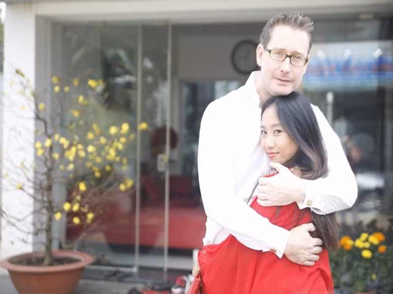 Khi Đoan Trang thất tình vì bạn trai cũ là bác sĩ ở Mỹ, Johan Wicklund - doanh nhân người Thụy Điển gọi điện hỏi thăm sau 8 năm quen biết. Sau cuộc gọi này, cả hai bắt đầu yêu và tiến tới kết hôn.