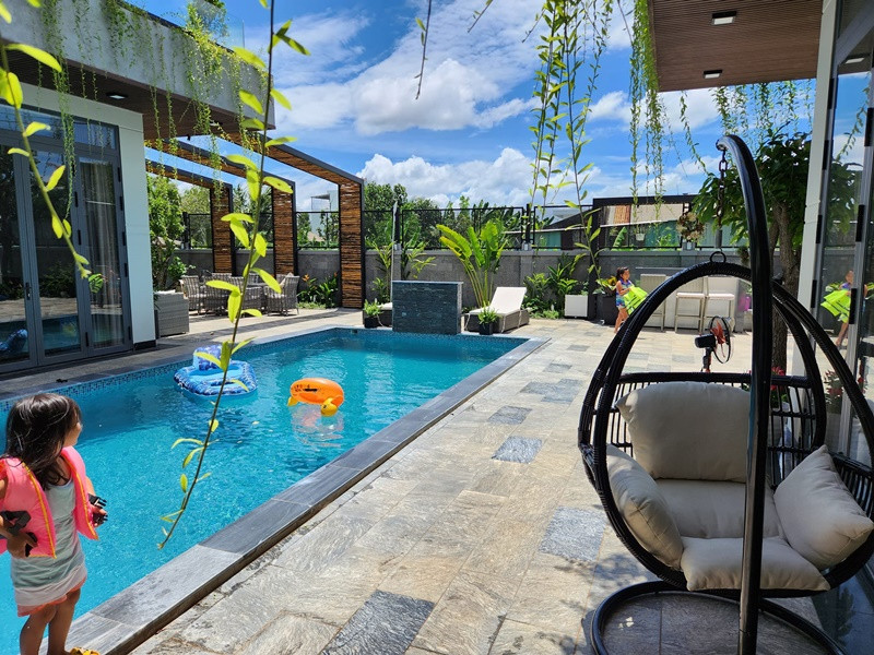 Theo Vietnamnet, để đưa vợ con về nước, Quách Thành Danh xây dựng biệt thự tại mảnh đất rộng 1.200 m2, tổng chi phí cả đất 35 tỷ đồng. Biệt thự sẽ là nơi vợ chồng anh tổ chức đám cưới.