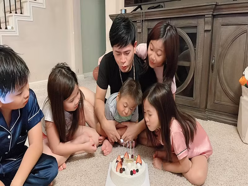 Nam ca sĩ cho các con học tại trường quốc tế.