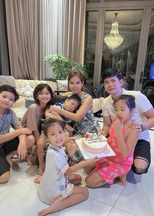 "Thu nhập chính của tôi là ca hát và kinh doanh. Tôi vừa mở thêm chuỗi nha khoa chất lượng cao tại các quận ở TP.HCM, tương lai là ở các tỉnh thành. Mọi người hay trêu tôi là “ông trùm bất động sản”. Tôi không dám nhận, tôi thuộc tuýp người may mắn, mua được những miếng đất giá lên theo thời gian", anh chia sẻ. Ảnh: FBNV.