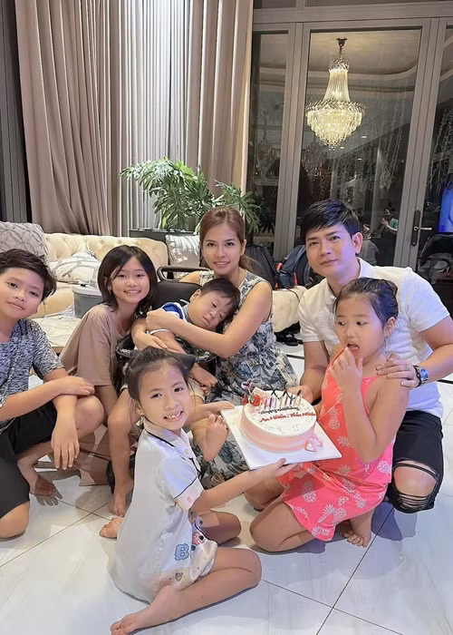 "Thu nhập chính của tôi là ca hát và kinh doanh. Tôi vừa mở thêm chuỗi nha khoa chất lượng cao tại các quận ở TP.HCM, tương lai là ở các tỉnh thành. Mọi người hay trêu tôi là “ông trùm bất động sản”. Tôi không dám nhận, tôi thuộc tuýp người may mắn, mua được những miếng đất giá lên theo thời gian", anh chia sẻ. Ảnh: FBNV.