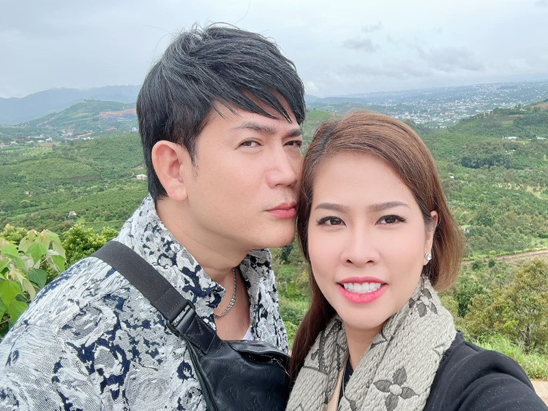 Quách Thành Danh chiều chuộng vợ hết mực. Anh tặng vợ biệt thự, xe hơi.