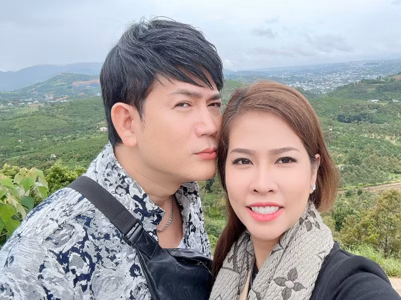 Quách Thành Danh chiều chuộng vợ hết mực. Anh tặng vợ biệt thự, xe hơi.