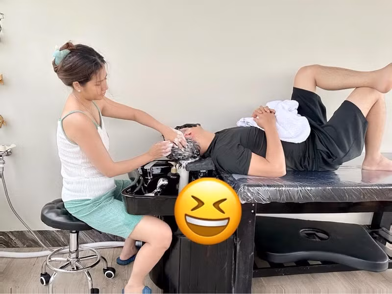 Quách Thành Danh gây chú ý khi khoe được vợ gội đầu.