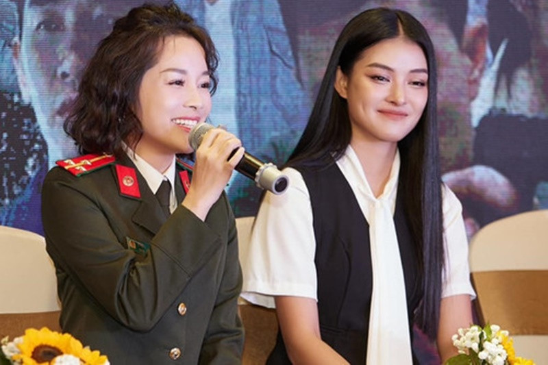 Ngoài đời, Minh Hương là Thượng úy công an. Tuy nhiên, theo Dân Việt, cô vẫn phải đăng ký khóa đào tạo võ thuật, cấp tốc học từ thế đứng, cách di chuyển khi nằm vùng, truy bắt đối tượng. Ảnh: Vietnamnet.