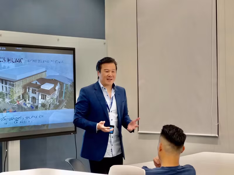 Hình ảnh Thanh Bùi trong buổi công bố quỹ học bổng 1 triệu USD do anh sáng lập dành cho những trẻ em có hoàn cảnh khó khăn hồi tháng 2/2023. Ảnh: Dân Trí.