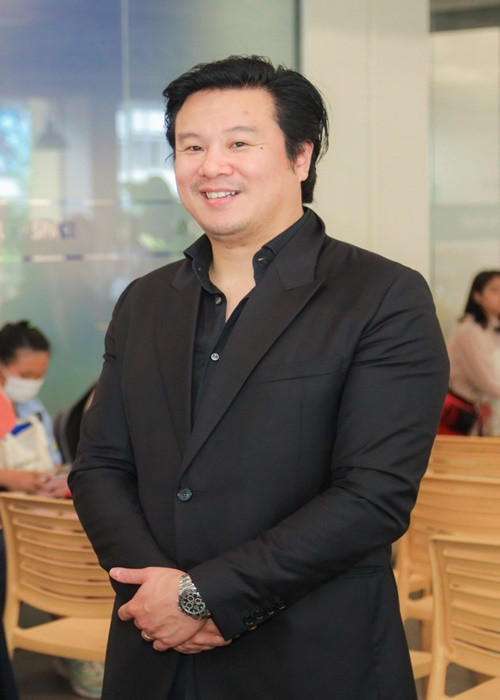 Theo nam nhạc sĩ, chuyện nhà anh đã xảy ra hơn 1 năm. "Suốt thời gian qua, tôi thường nhận các câu hỏi như: "Anh có ổn không?" và luôn trả lời đang rất ổn. Tôi đã quen với nhịp sống mới. Âm nhạc và nghệ thuật mang lại sức mạnh, năng lượng giúp tôi khỏe hơn", Thanh Bùi tâm sự. Ảnh: Tổ Quốc.