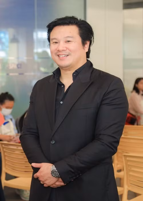 Theo nam nhạc sĩ, chuyện nhà anh đã xảy ra hơn 1 năm. "Suốt thời gian qua, tôi thường nhận các câu hỏi như: "Anh có ổn không?" và luôn trả lời đang rất ổn. Tôi đã quen với nhịp sống mới. Âm nhạc và nghệ thuật mang lại sức mạnh, năng lượng giúp tôi khỏe hơn", Thanh Bùi tâm sự. Ảnh: Tổ Quốc.