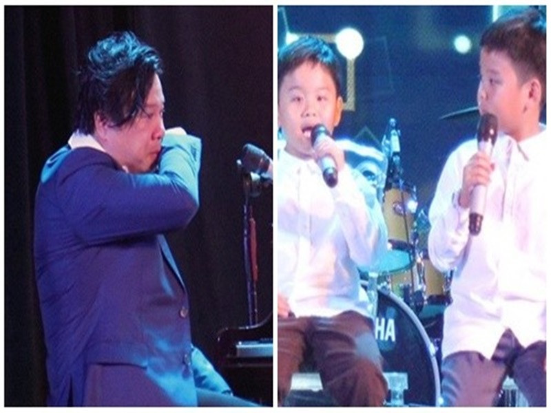 Tháng 7/2023, nhạc sĩ Thanh Bùi đánh đàn piano và hát bè ca khúc Ba kể con nghe cùng các học trò và hai con tại một buổi diễn ở TP HCM. Sau khi trình diễn, nam nhạc sĩ khóc nức nở. Theo Thanh Bùi, bản thân anh tự thấy đang làm rất tốt vai trò người cha, thể hiện qua việc các con ngày nào cũng vui vẻ, hạnh phúc. Ảnh: Người Đưa Tin.