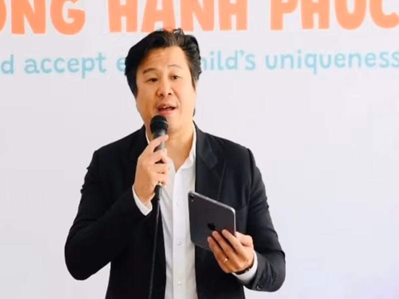 Nam nhạc sĩ chia sẻ, một năm qua, anh vẫn xuất hiện tại các sự kiện, đứng cùng các chuyên gia hàng đầu thế giới trong lĩnh vực giáo dục. Ảnh: Dân Trí.