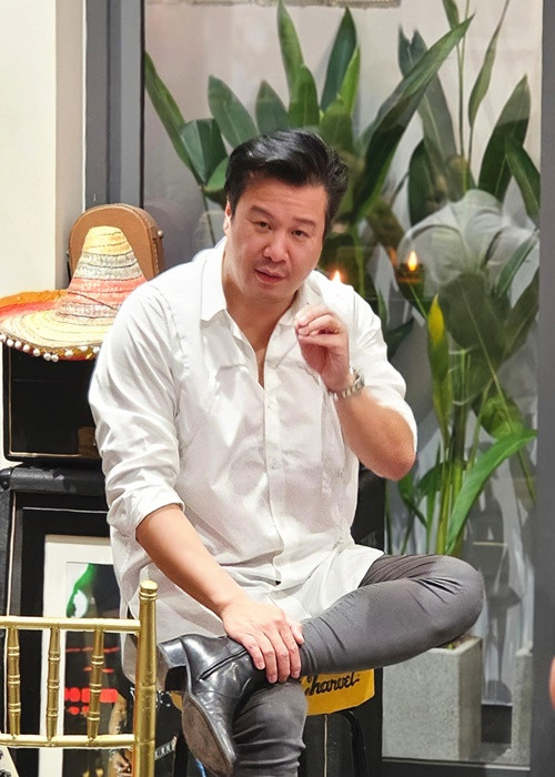 Nhận được câu hỏi có liên quan gì với gia đình vợ, Thanh Bùi chia sẻ trên Vietnamnet: "Nếu có liên quan, làm sao tôi còn ngồi đây trả lời bạn? Những câu hỏi thế này không nên xuất hiện ở đây nhỉ?". Ảnh: Vietnamnet.