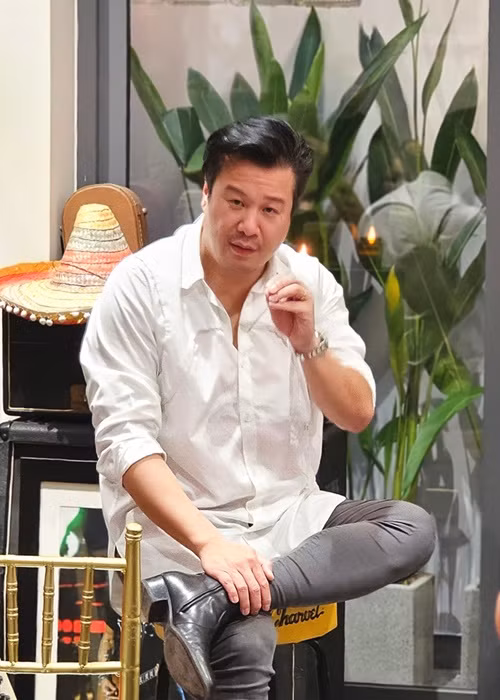 Nhận được câu hỏi có liên quan gì với gia đình vợ, Thanh Bùi chia sẻ trên Vietnamnet: "Nếu có liên quan, làm sao tôi còn ngồi đây trả lời bạn? Những câu hỏi thế này không nên xuất hiện ở đây nhỉ?". Ảnh: Vietnamnet.