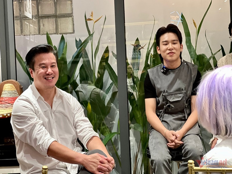 Mới đây, nhạc sĩ Thanh Bùi (trái) xuất hiện tại sự kiện của học trò DUYBI. Ảnh: Vietnamnet.