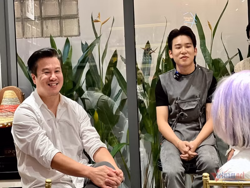 Mới đây, nhạc sĩ Thanh Bùi (trái) xuất hiện tại sự kiện của học trò DUYBI. Ảnh: Vietnamnet.