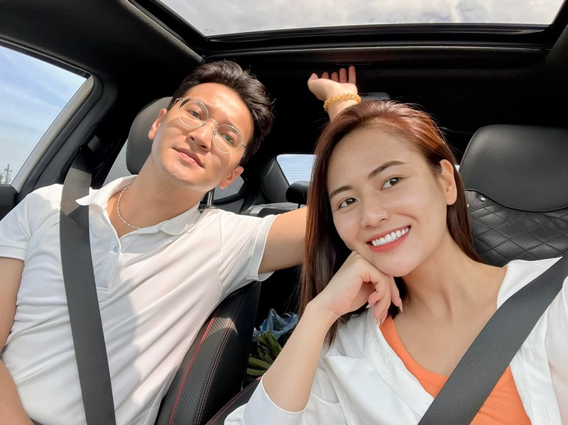 Tháng 5/2023, diễn viên Việt Hoa chia sẻ, cô và bạn trai Vương Trọng Trí sẽ tổ chức đám cưới vào năm 2024.