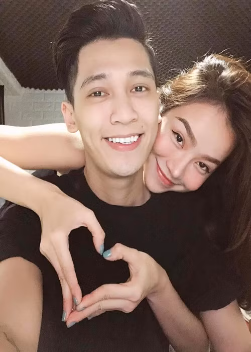 Kiều Ngân chia sẻ trên Znews, 2024 đánh dấu cột mốc 7 năm hẹn hò của cô và Tronie. Đây cũng là con số may mắn của cựu thành viên nhóm 365 nên cả hai quyết định chọn 2024 để làm đám cưới.