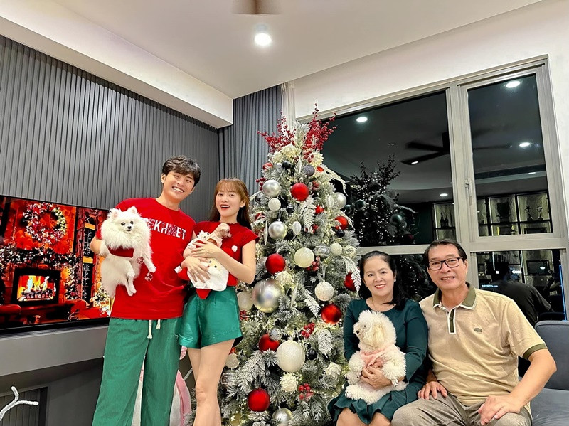 Giáng sinh năm 2023, Puka khoe ảnh bên bố mẹ chồng. Trước đám cưới, nữ diễn viên đã được lòng mẹ của Gin Tuấn Kiệt.