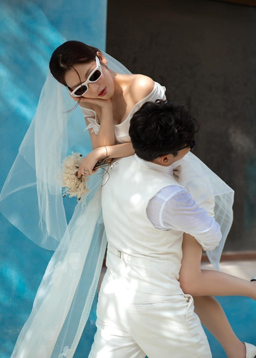 Do đám cưới bị kéo dài, đôi uyên ương từng gác qua một bên dự tính hưởng tuần trăng mật.