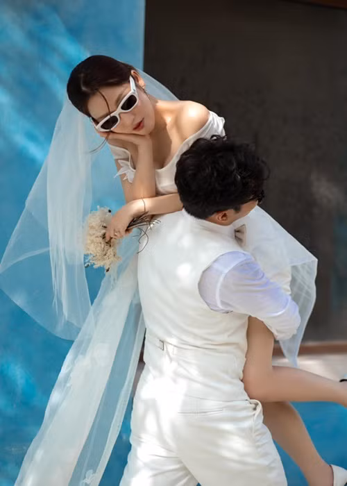 Do đám cưới bị kéo dài, đôi uyên ương từng gác qua một bên dự tính hưởng tuần trăng mật.