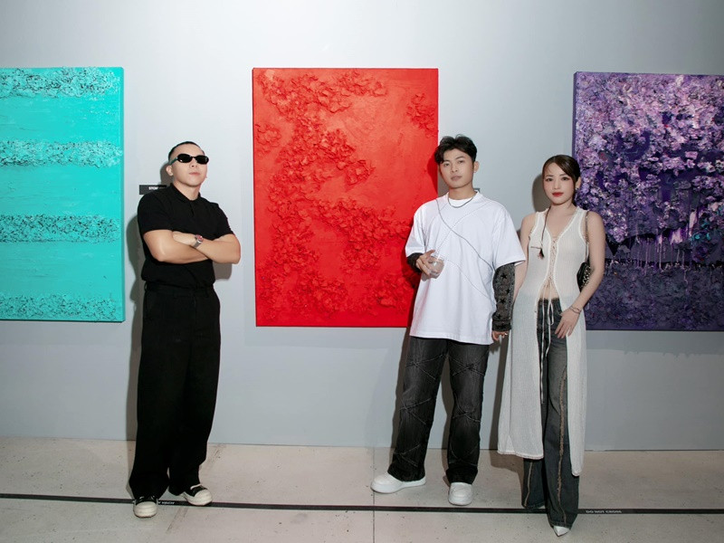 Puka và Gin Tuấn Kiệt đến chúc mừng Hoàng Touliver tổ chức triển lãm tranh.