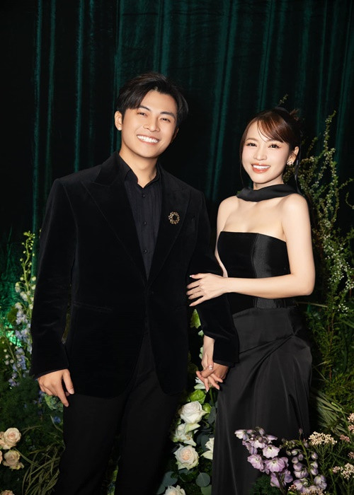 Vợ chồng Gin Tuấn Kiệt dành cho nhau những cử chỉ tình tứ.