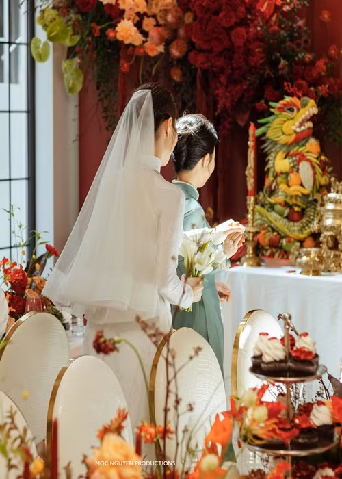 "Mẹ đưa con về nhà nhé", mẹ chồng của Diễm My nói với con dâu. Ảnh: FBNV.