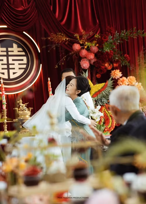 Trong lễ ăn hỏi vừa qua, mẹ chồng của Diễm My luôn dành cho con dâu những cử chỉ tình cảm. Ảnh: FBNV.