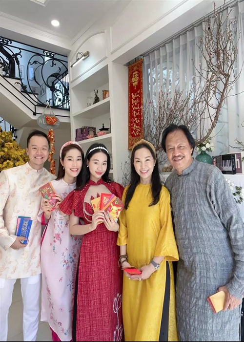 Trong cuộc phỏng vấn với Zing năm 2021, Diễm My cho biết, đợt dịch tháng 4/2021, chung cư bị phong tỏa, cô sợ ở một mình nên đã chuyển đến nhà bạn trai. "Ba mẹ anh ấy yêu thương tôi. Mẹ anh còn nấu nhiều món ngon cho tôi", Diễm My chia sẻ. Ảnh: Vietnamnet.