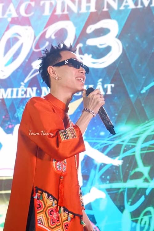 Thu nhập từ ca hát, quảng cáo giúp Double2T trả hết nợ nần.